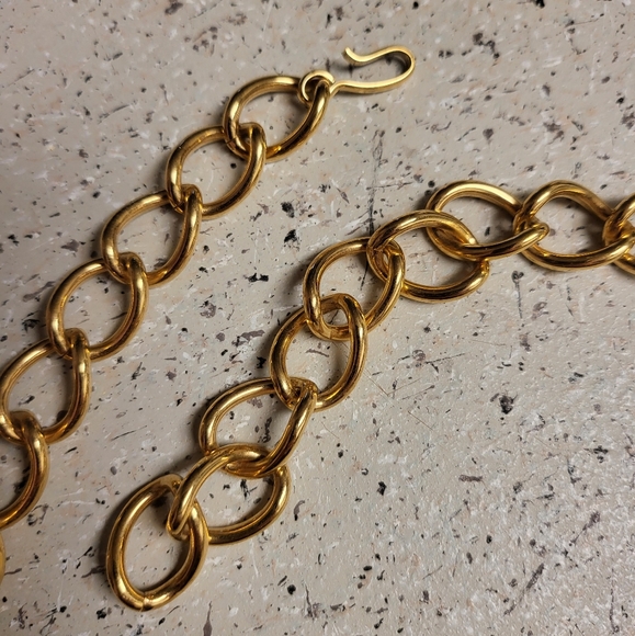 VINTAGE MONET GOLD TONE BLACK & CREAM ENAMEL NECKLACE - Picture 5 of 5